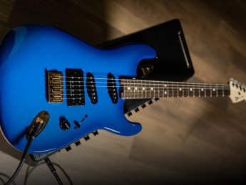 La nueva Jake E Lee Pro-Mod Signature en Blue Burst es una versión más asequible de su Charvel USA