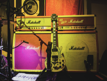 Un Marshall JCM800 Half Stack para muy fans de los Sex Pistols que conmemora los 50 años de la banda