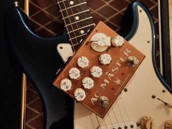El pedal Tsakalis Audioworks AC Master combina los sonidos de un AC30 y un Range Master al estilo Brian May
