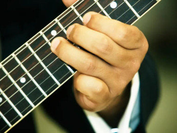 Riffs de guitarra con cuerdas al aire: 5 melodías pegadizas para principiantes
