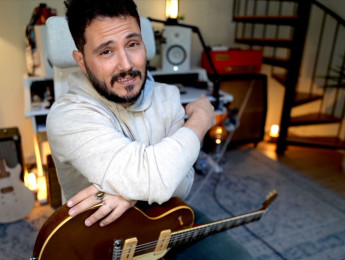 Tony Waka y su equipo de guitarra para casa: válvulas, ¡pero controladas!