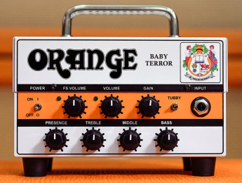 Orange Baby Terror: un diminuto cabezal de 20 W con boost para solos, bucle de efectos y salida balanceada