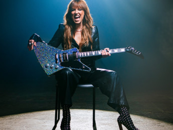 Lzzy Hale lleva a Epiphone el llamativo acabado holográfico de su Kramer Voyager a una nueva Explorer