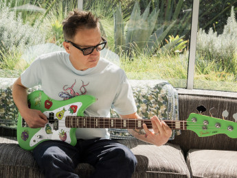 Fender Mark Hoppus Stoned Fruit Jaguar Bass, edición limitada con pegatinas de frutas