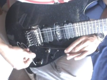 Cómo cambiar las cuerdas de una guitarra de puente flotante