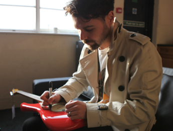 Gana una Squier Simon Neil Stratocaster Signature