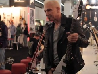 Rudolf Schenker recibe su Gibson Flying V signature guitar