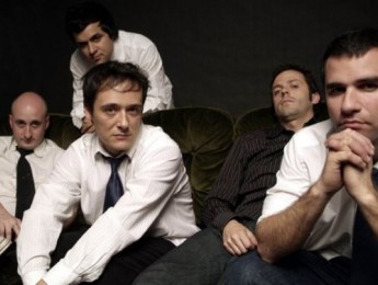 Love of Lesbian convoca a 1.999 guitarristas y cantantes