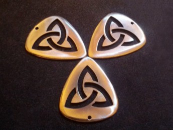 Una púa que se ilumina e interactúa con nuestra pulsación y otra hecha con titanio