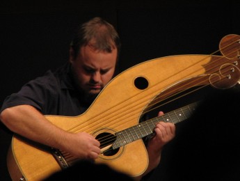 Andy McKee, espectáculo sobre cuerdas