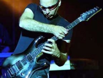 Joe Satriani se multiplica: prepara disco en solitario y con Chickenfoot