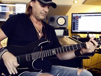 David Palau demostrando su Washburn Palau Signature