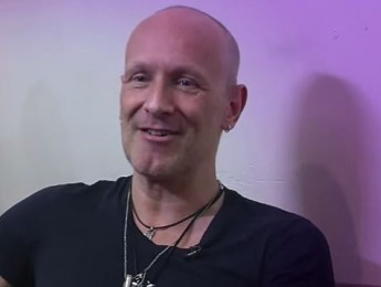 Vivian Campbell se recupera en casa de su enfermedad