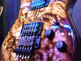 John Cruz muestra la Zombie Stratocaster