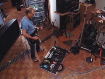 Eddie Van Halen muestra el nuevo EVH 5150IIIS