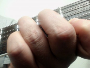 Cómo formar acordes con la guitarra, parte II: las tríadas