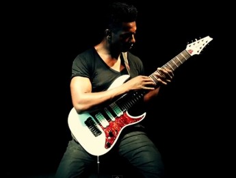 Tosin Abasi tocando "The Woven Web" con una Ibanez TAM10