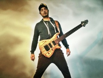 "Hadron" de Re:Inanimate, viajando sobre ocho cuerdas