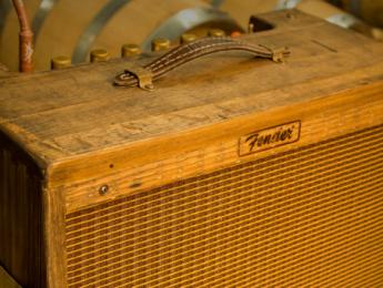 Nueva serie de Fender Blues Junior hechos de viejas barricas de whiskey