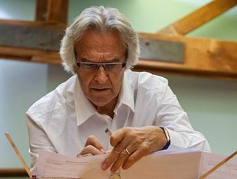 John McLaughlin anuncia "Black Light", que incluye un homenaje a Paco de Lucía