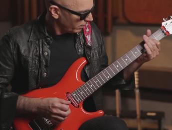 Joe Satriani muestra las pastillas DiMarzio Satch Track y Mo'