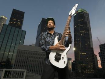 Entrevista a Tony MacAlpine: un paradigma de la versatilidad instrumental