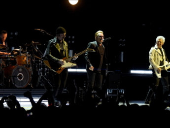 U2 invitan a una fan a subirse al escenario y se llevan una grata sorpresa