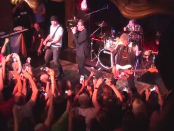 The Edge y Adam Clayton se cuelan por sorpresa en una banda de versiones de U2
