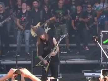 Alexi Laiho toca junto a 100 guitarristas sobre el escenario