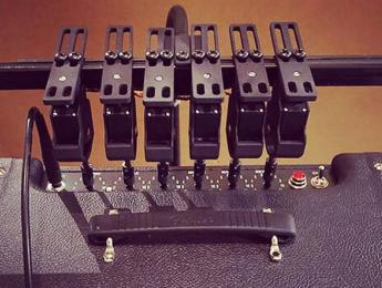 Novel Tones Rig Master, un sistema de control de potenciómetros motorizado