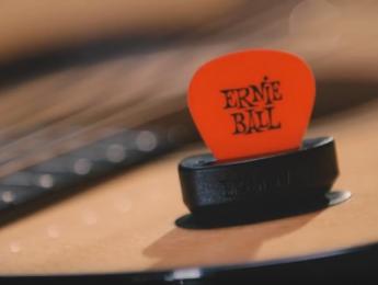 Ernie Ball presenta Pick Buddy, un guardapúas con ventosa
