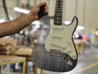Cardboard Guitar Stratocaster, guitarra de cartón construida en la factoría de Fender