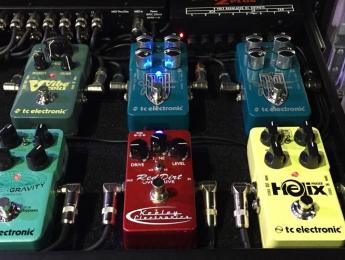 El equipo de John Petrucci durante la gira de “The Astonishing”