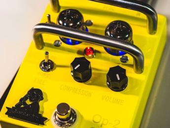 Op-2 Comp, un pedal compresor a válvulas de Lightning Boy Audio