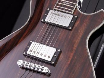 Michael Kelly incorpora la guitarra Patriot Striped Ebony a la Custom Collection Series