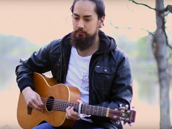 Cómo hacer sonar tu guitarra acústica como un cuarteto de cuerda