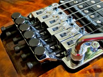 ¿Cómo cambiar las cuerdas a una guitarra con puente Floyd Rose?