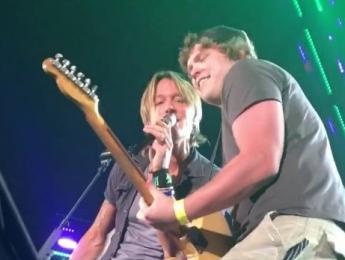 Keith Urban presta una guitarra a un fan y deja a todos sorprendidos