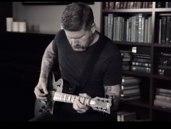 Bill Kelliher de Mastodon demuestra su nuevo amplificador Friedman