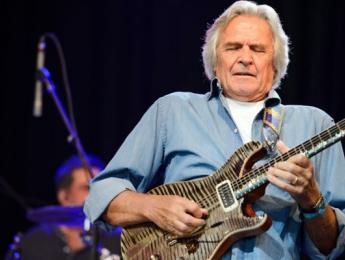 Entrevista con John McLaughlin: "La guitarra es una amante muy exigente"