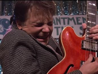 Coldplay y Michael J.Fox tocan juntos canciones de “Regreso Al Futuro”