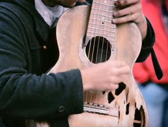 Tom Ward, el músico de la "guitarra rota"