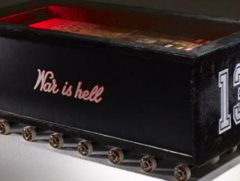 ¿Mesita de café o altar de sacrificio? Un mueble inspirado en Jeff Hanneman de Slayer