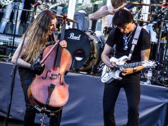 Apocalyptica y Steve Vai tocan "Kashmir" acompañados de 30 violonchelistas y 50 guitarristas