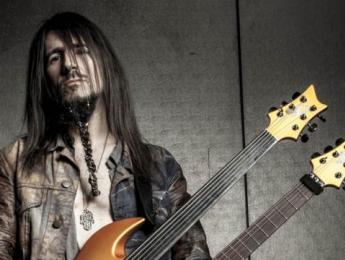 Bumblefoot toca y canta con una guitarra de Hello Kitty