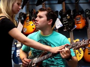 Las 8 canciones que nunca debes tocar en una tienda de guitarras