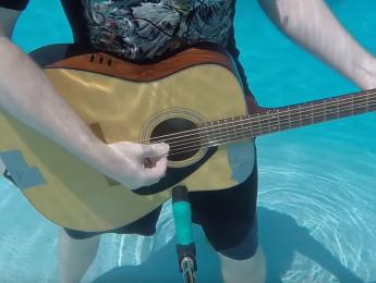 ¿Cómo suena una guitarra debajo del agua?