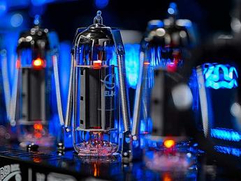 Hughes & Kettner Grandmeister Deluxe, 40 W a válvulas con efectos incorporados