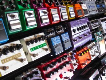Los cinco pedales que todo guitarrista principiante debería conocer