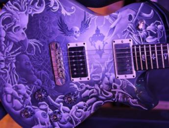 Mark Tremonti y Myles Kennedy muestran su equipo